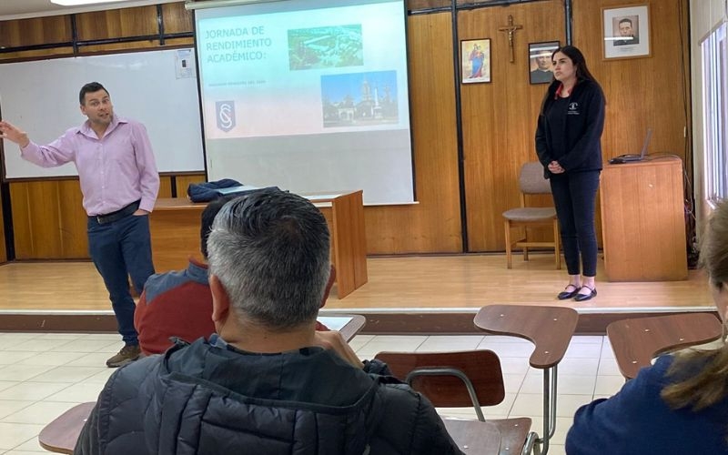 Comunidad educativa dialoga en torno a situación de repitencia en el COM