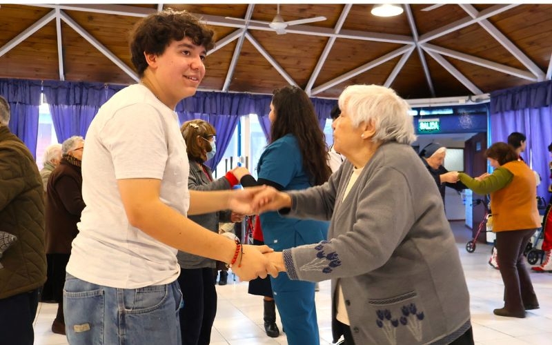 Pastoral Social, estudiantes y apoderados llenan de vida hogar de ancianos