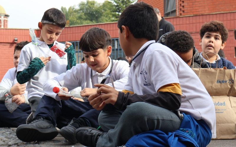 Estudiantes del COM lideran cambio ecológico en las aulas