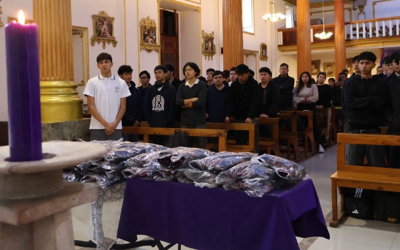 Bendición y entrega de polerones: Portadores de la identidad del COM
