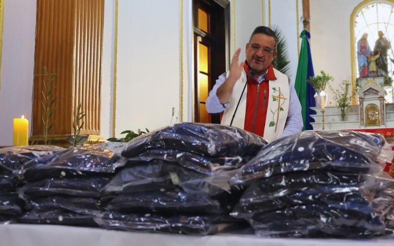 Estudiantes del cuarto C bendicen sus polerones con emoción y fe