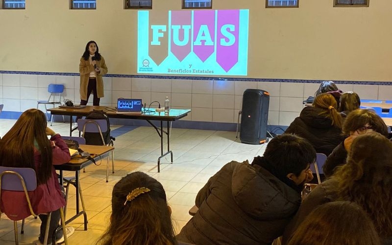 Apoderados de cuarto medio del COM reciben orientación sobre FUAS