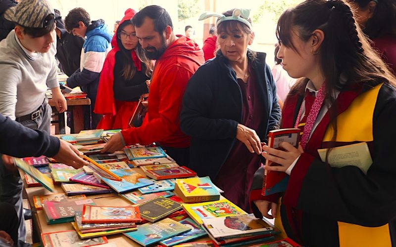 Entre páginas y personajes el COM se transformó para celebrar Semana del Libro