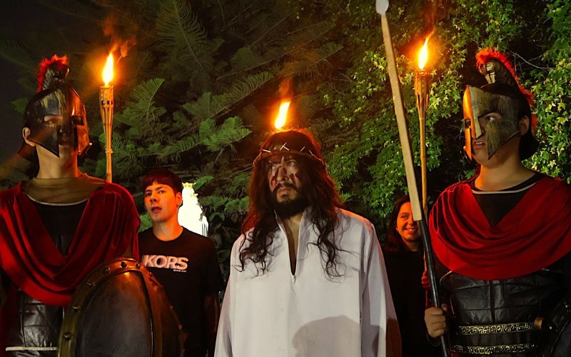 Unidos por la fe jóvenes y familias recrean el camino de Jesús hasta la cruz