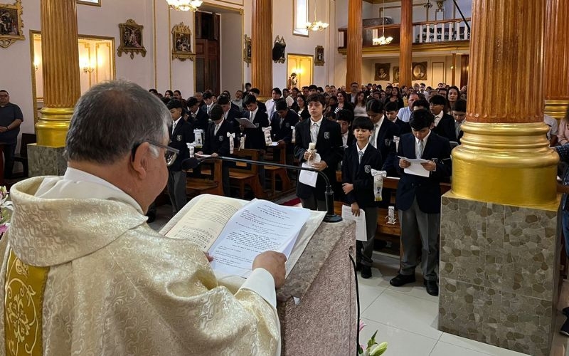 33 estudiantes del COM celebran su Primera Comunión